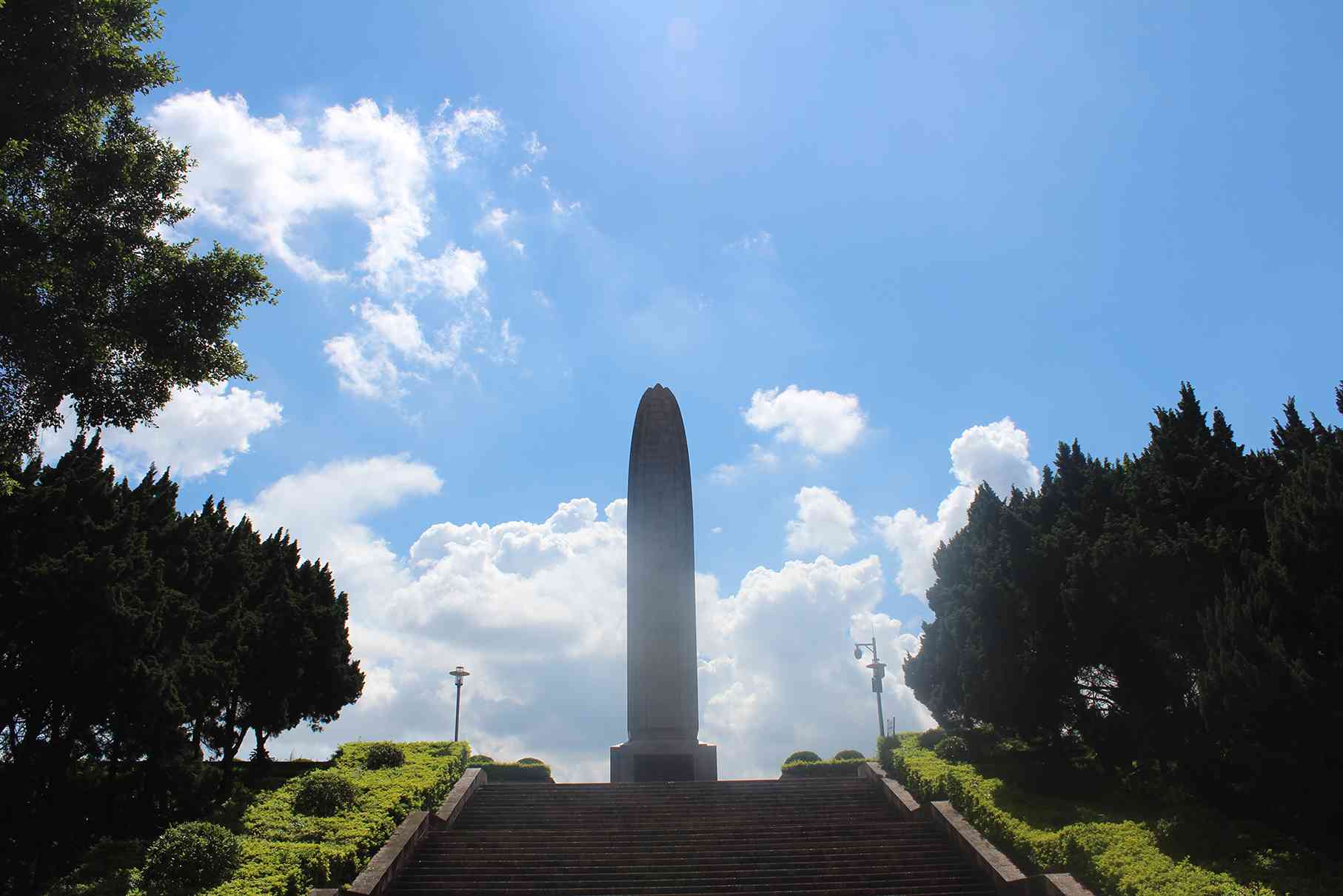 深圳革命烈士陵园修建有革命烈士纪念碑,烈士芳名亭,革命烈士纪念馆