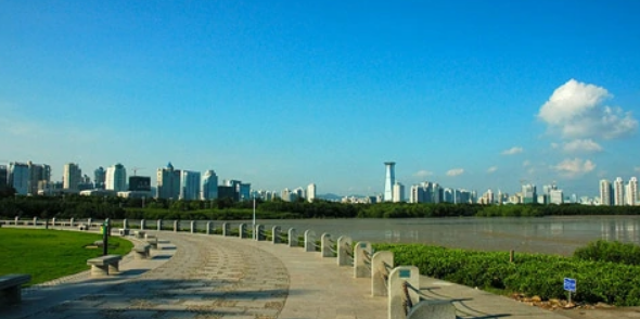 受台风影响，深圳大梅沙海滨公园临时闭园