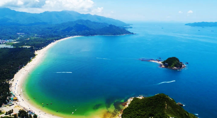 受台风影响，深圳大鹏西涌海滨浴场关闭