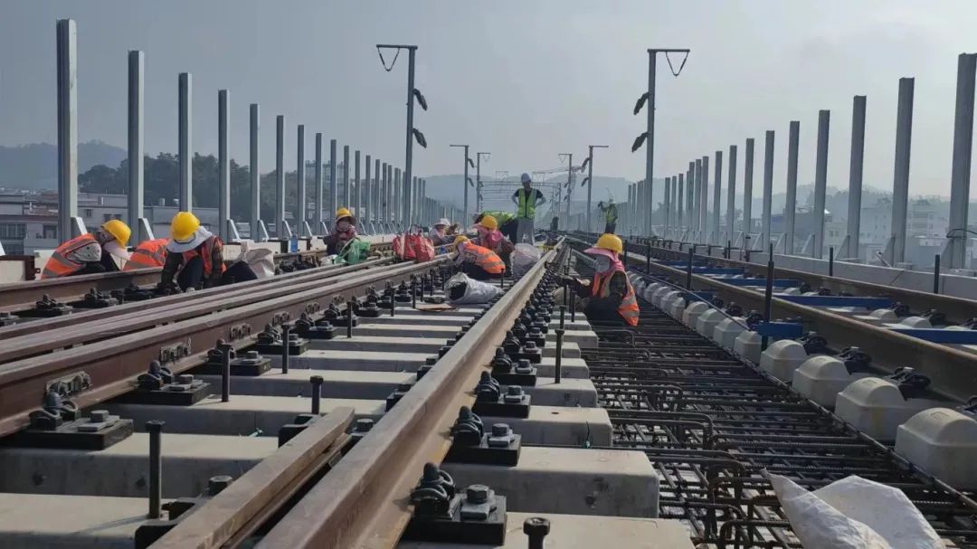 梅龙高铁新进展 全线21组无砟道岔施工全部完成